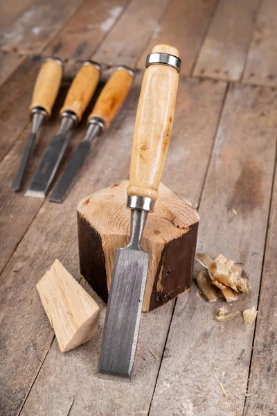 Praca Dłutem Cieśli Drewnie Sosnowym Małe Prace Stolarskie Warsztacie Domowym — Zdjęcie stockowe
