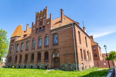 Gniew, pomorskie / Polonya - 27 Mayıs 2020: j. İhmal edilmiş eski kırmızı tuğla bina. Orta Avrupa 'da küçük bir kasabada kiralık bir ev. Bahar mevsimi.