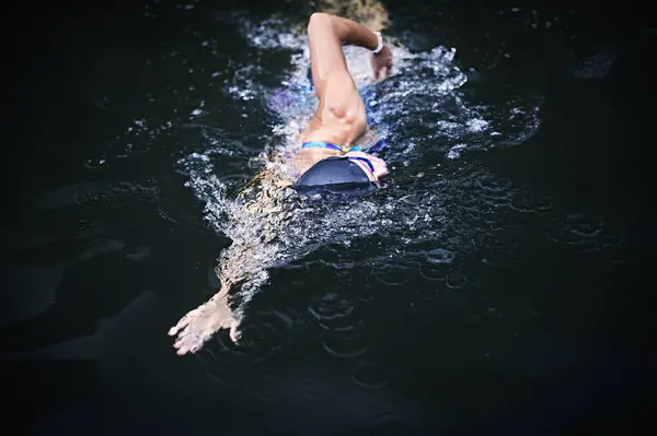 Mujer nadando en la piscina exterior — Foto de Stock