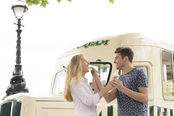 Couple debout devant la camionnette de crème glacée traditionnelle — Photo