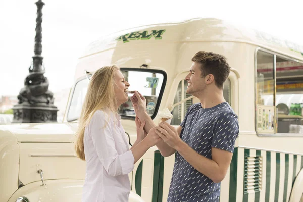 Couple debout devant la camionnette de crème glacée traditionnelle — Photo