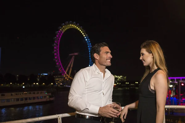 Coppia godendo drink sul ponte di barca — Foto Stock