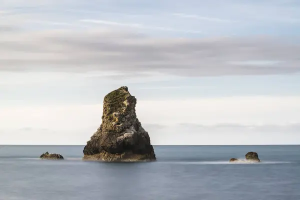 Spokojnej krajobraz skały w morzu — Zdjęcie stockowe