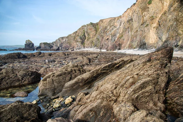 Solnedgång landskap marinmålning av klippiga kusten — Stockfoto
