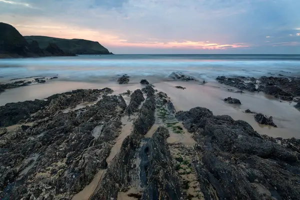 Paisaje del atardecer paisaje marino de costa rocosa — Foto de Stock