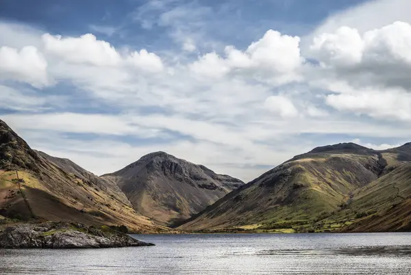 Wast Water with mountains reflected in lake — Stock Photo, Image