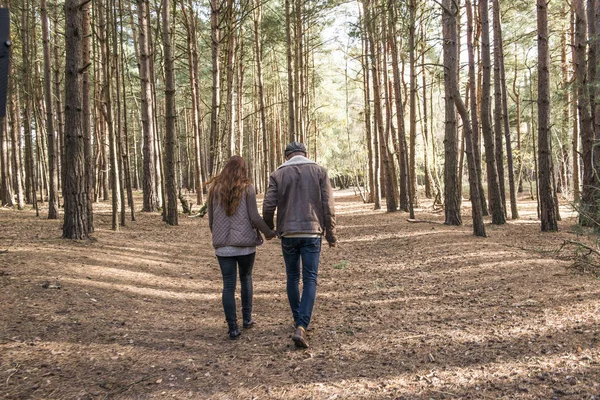 森の散歩中に楽しいを持っているカップル — ストック写真