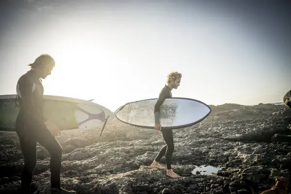 İki adam sörf hazırlanıyor — Stok fotoğraf