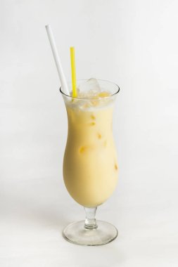 beyaz zemin üzerinde alkollü kokteyl