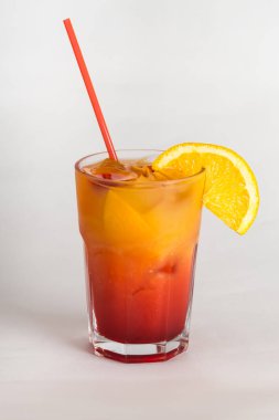 beyaz zemin üzerinde alkollü kokteyl