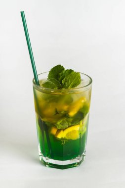 beyaz zemin üzerinde alkollü kokteyl