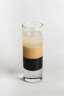 beyaz zemin üzerinde alkollü kokteyl