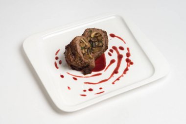 Beyaz arka plan üzerinde sıcak yemek et