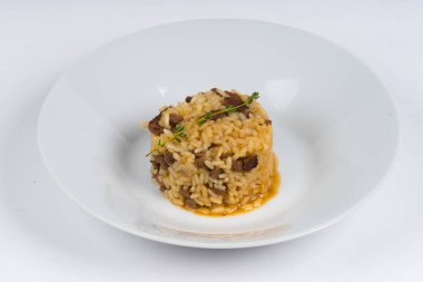 Beyaz arka plan üzerinde sıcak yemek risotto