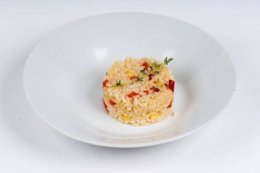 Beyaz arka plan üzerinde sıcak yemek risotto