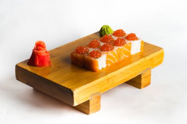 Japon gıda rulo maki beyaz arka plan üzerinde