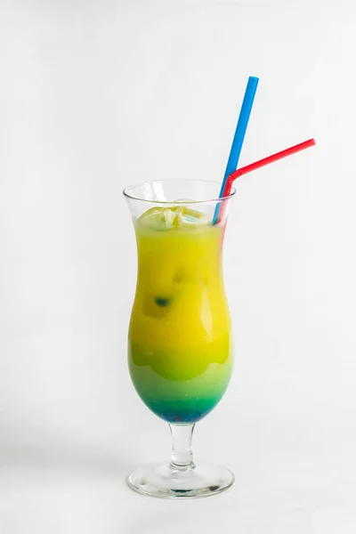 Alkoholischer Cocktail auf weißem Hintergrund — Stockfoto