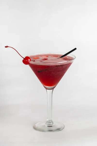 Cocktail alcoolisé sur fond blanc — Photo