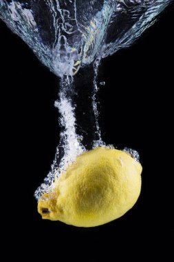 su altında siyah arka plan üzerine izole limon