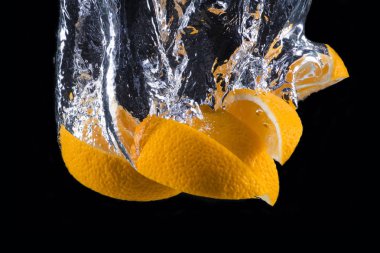 Turuncu sualtı izole üzerinde siyah arka plan dilimlenmiş