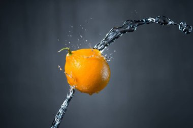 limon ve su gri arka plan üzerinde sıçrama