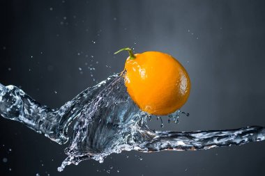 limon ve su gri arka plan üzerinde sıçrama