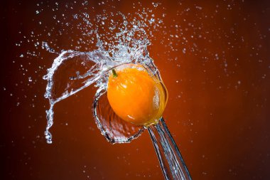 limon ve portakal arka plan üzerinde su sıçrama