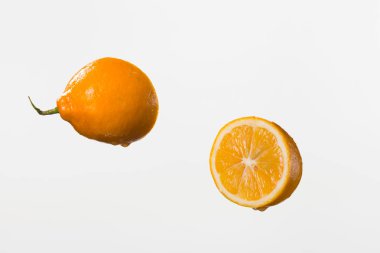 iki yarım limon ve suyu üzerinde beyaz backgr izole bir sıçrama
