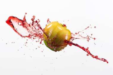 Yeşil elma ve splash beyaz arka planda kırmızı suyu