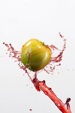 Yeşil elma ve splash beyaz arka planda kırmızı suyu