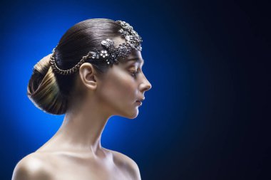 güzellik yan bir doğru saç modeli ve süs mavi degrade arka plan üzerinde saç olan kadın portresi