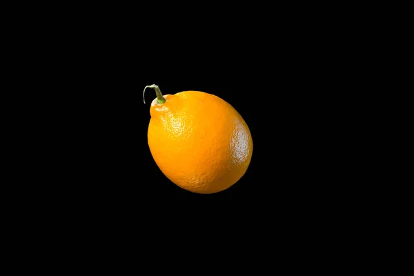 Siyah arkaplanda limon — Stok fotoğraf