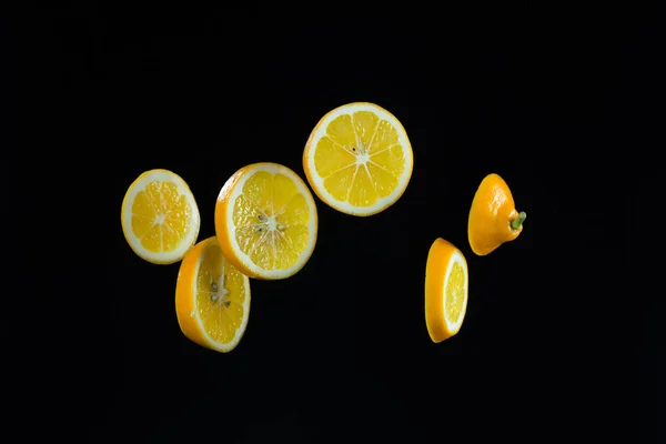 Limón en rodajas sobre fondo negro —  Fotos de Stock