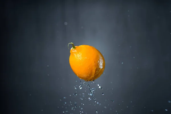Limon ve su gri arka plan üzerinde sıçrama — Stok fotoğraf