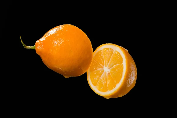 Nedves szeletelt citrom, fekete háttér — Stock Fotó