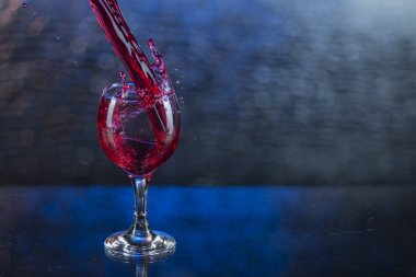 Kırmızı suyu sıçrama veya bir bardağı şarap