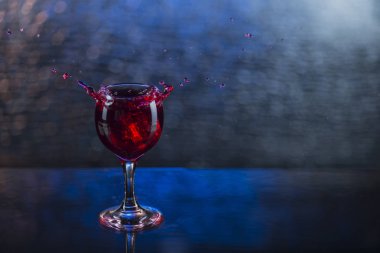 Kırmızı suyu sıçrama veya bir bardağı şarap