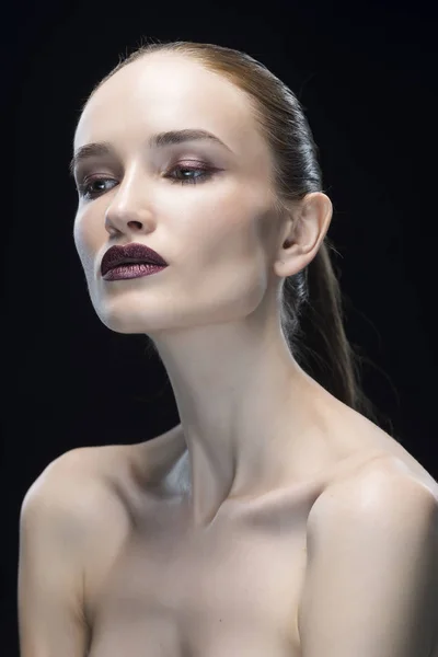 Retrato de la joven con labios oscuros y maquillaje clásico aislado sobre un fondo negro —  Fotos de Stock