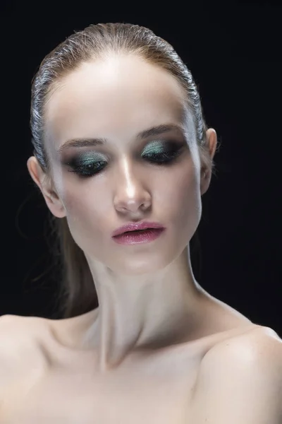 Portrait de la jeune femme avec un maquillage du soir isolé sur fond noir — Photo