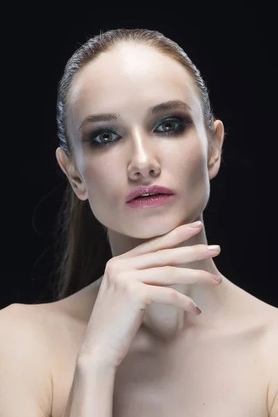 Retrato de la joven con un maquillaje nocturno aislado sobre un fondo negro —  Fotos de Stock