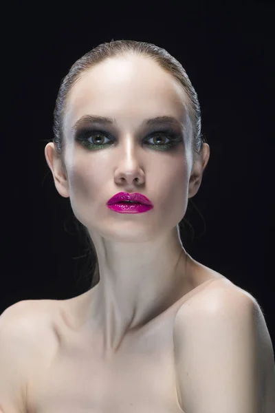 Портрет молодої жінки з фіолетовими губами і зеленим вечірнім макіяжем ізольовано на чорному тлі . — стокове фото