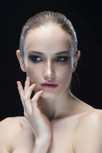 Retrato de la joven con un maquillaje nocturno aislado sobre un fondo negro —  Fotos de Stock