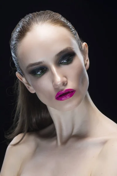 Retrato de la joven con labios violáceos y maquillaje de noche verde aislado sobre un fondo negro . —  Fotos de Stock