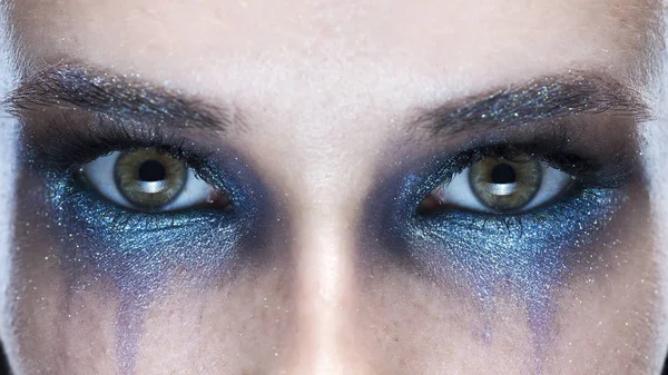Zbliżenie oczu młode kobiety z vanguard połysk niebieski makijaż makro Zdjęcia — Zdjęcie stockowe