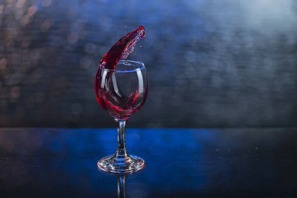 Versez du jus rouge ou du vin dans un verre à vin — Photo