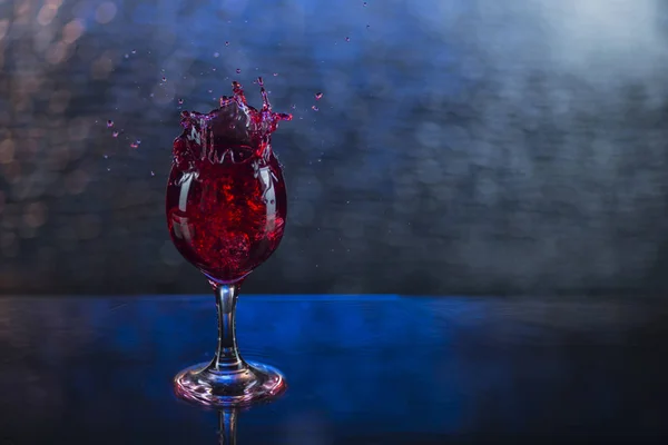 Versez du jus rouge ou du vin dans un verre à vin — Photo