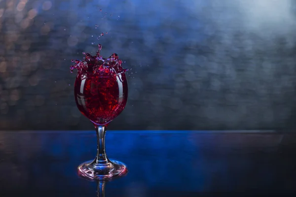 Versez du jus rouge ou du vin dans un verre à vin — Photo