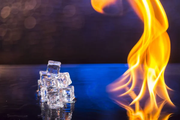 Eiswürfel und Feuer auf einer Wasseroberfläche auf abstraktem Hintergrund — Stockfoto