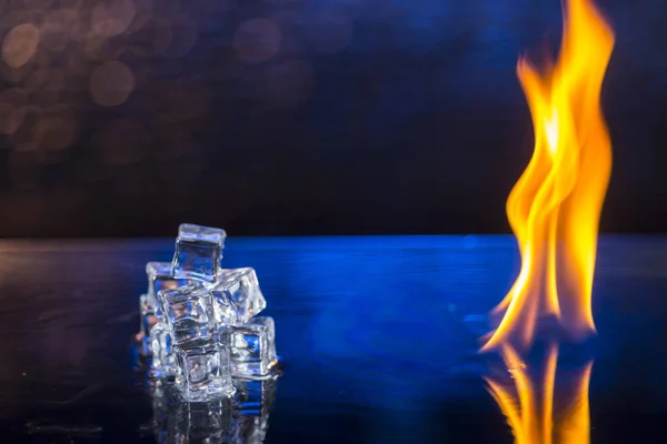 Eiswürfel und Feuer auf einer Wasseroberfläche auf abstraktem Hintergrund — Stockfoto