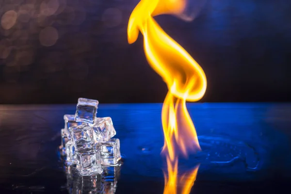 Eiswürfel und Feuer auf einer Wasseroberfläche auf abstraktem Hintergrund — Stockfoto